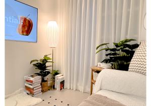 Open special price, a beautiful accommodation, Seoul, Station in front of Hankuk University of Foreign Studies, hotel bedding, queen3, Bathroom1, remodeling, Cozy, Yellow moon Stay