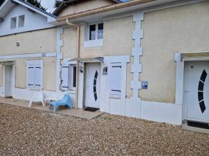 Appartements 08 - Tres joli studio tout equipe avec clim, parking privatif gratuit, grand fourgon possible, tout le linge de maison est fourni : photos des chambres