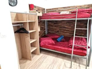 09 - Joli studio avec 2 lits, logement tout équipé pour 1, 2 ou 3 personnes maximum, vue sur parc arboré, parking privatif gratuit, grand fourgon possible, tout le linge de maison est fourni - Coursac