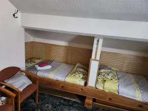 4 single beds shared bathroom - Chilwell