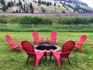 Mountain Views from the Hot Tub - Clinton