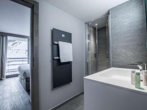 Appartement 76m², 6-7 pers, Courchevel Village, pied des pistes, centre, balcon, spa, parking, Wi-Fi. - FR-1-631-202