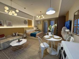 Staycation in venice residences Mckinley with balcony