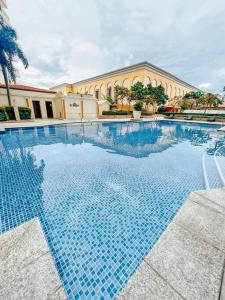 Staycation in venice residences Mckinley with balcony