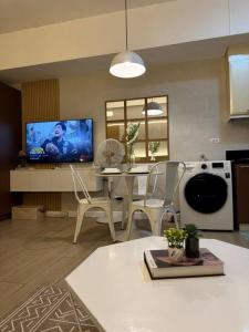 Staycation in venice residences Mckinley with balcony