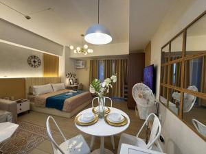 Staycation in venice residences Mckinley with balcony