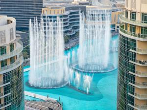 Lavish 2 Bedroom I Burj Khalifa & Fountain Views I Free Gym, Pool, Parking, Wi-Fi and PS5 I by Skyline Serenity