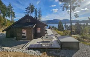 Gorgeous Home In Treungen With Jacuzzi - Åmli