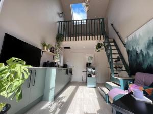 Ashburton unique Studio House, close to Cookery School, private entrance & parking