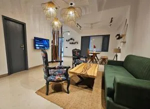 Luxury home with projector room near Kasauli - Barog