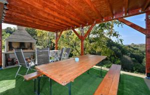 Awesome Home In Vinica Breg With Wifi 