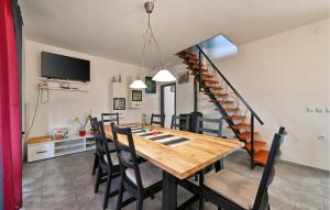 Awesome Home In Vinica Breg With Wifi