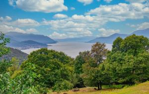 2 Bedroom Stunning Home In Luino