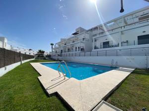 Apartamento en complejo residencial con piscina