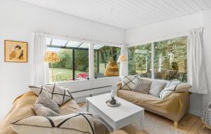 2 Bedroom Lovely Home In Dronningmølle