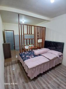 Widodaren Homestay twin bed