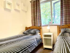 2 Bed Lodge - Sleeps 4 - Pets - Pool - Garden