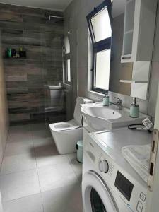 Spacious Villa Apartment in a Trendy Neighborhood