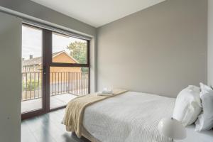 Modern double room with shared bathroom