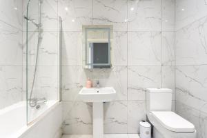 Modern double room with shared bathroom