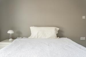 Modern double room with shared bathroom