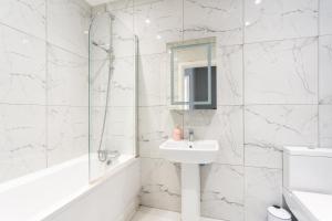 Modern double room with shared bathroom