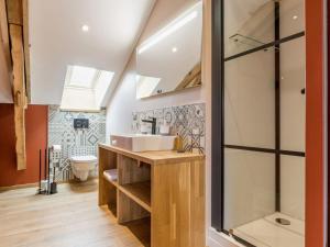 Maisons de vacances Longere moderne avec spa, billard, babyfoot, salle de sport, hammam, et Wi-Fi - FR-1-306-1288 : photos des chambres