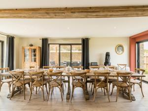 Maisons de vacances Longere moderne avec spa, billard, babyfoot, salle de sport, hammam, et Wi-Fi - FR-1-306-1288 : photos des chambres