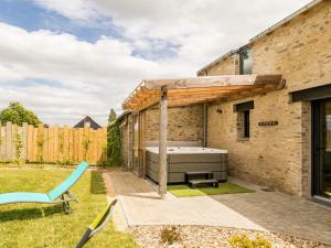 Maisons de vacances Longere moderne avec spa, billard, babyfoot, salle de sport, hammam, et Wi-Fi - FR-1-306-1288 : photos des chambres
