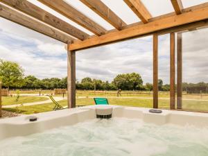 Maisons de vacances Longere moderne avec spa, billard, babyfoot, salle de sport, hammam, et Wi-Fi - FR-1-306-1288 : photos des chambres