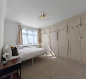 4 Bedroom 2 Bathroom House - Free parking