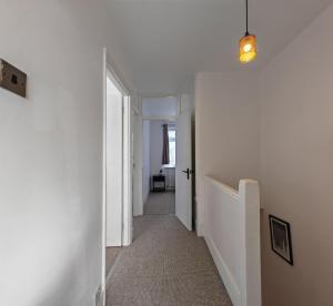 4 Bedroom 2 Bathroom House - Free parking