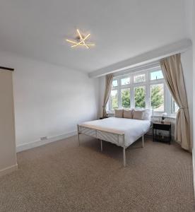 4 Bedroom 2 Bathroom House - Free parking