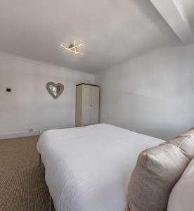 4 Bedroom 2 Bathroom House - Free parking