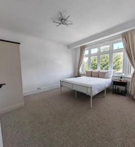 4 Bedroom 2 Bathroom House - Free parking