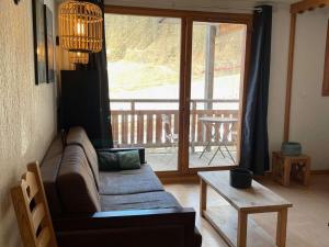 App. skis aux pieds avec piscine, balcon et WiFi - FR-1-322-646