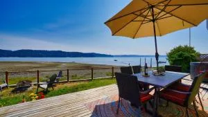 Canal Front Haven with Hot Tub - Union