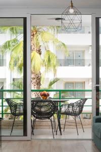 Central location - Walk to the beach, shops & dining