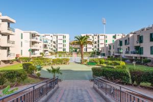 Central location - Walk to the beach, shops & dining