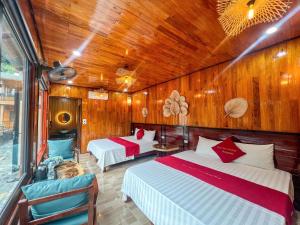 Phòng Gia Đình Nhìn Ra Hồ (Family Room with Lake View)