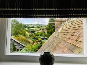 Bell Cottage by Ludlow Castle with onsite parking