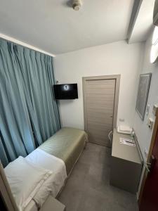 Single Room with Private Bathroom room in Hotel Parma