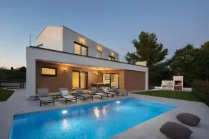 Moderne Luxusvilla Mali Dvor mit Pool 500m am Meer in Porec - Vabriga