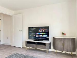 Modern 2 Bedroom Home In Central Location with 3 Beds and Free Driveway Parking