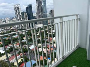 Cozy Makati Condo Getaway with balcony