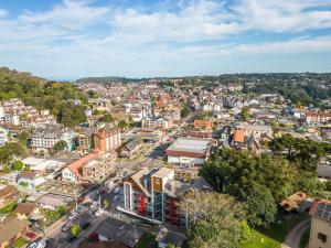 Conforto a 950m da Rua Coberta by Achei Gramado