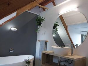 Hidden gem in bush 350m from main beach