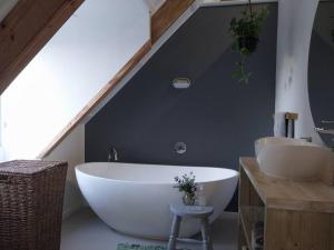 Hidden gem in bush 350m from main beach