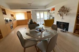 Beachfront apartment with a pool- Parede