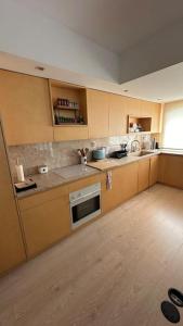 Beachfront apartment with a pool- Parede